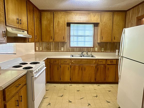 3rd image of 4022 Camellia Dr #1