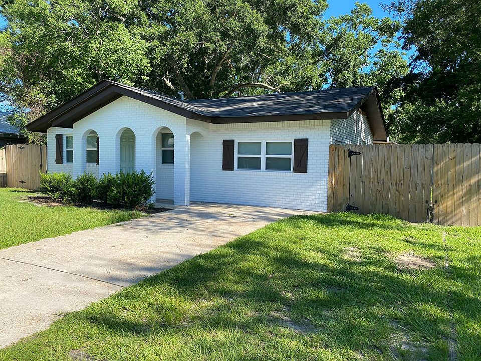 1st image of 206 Woodland Cir