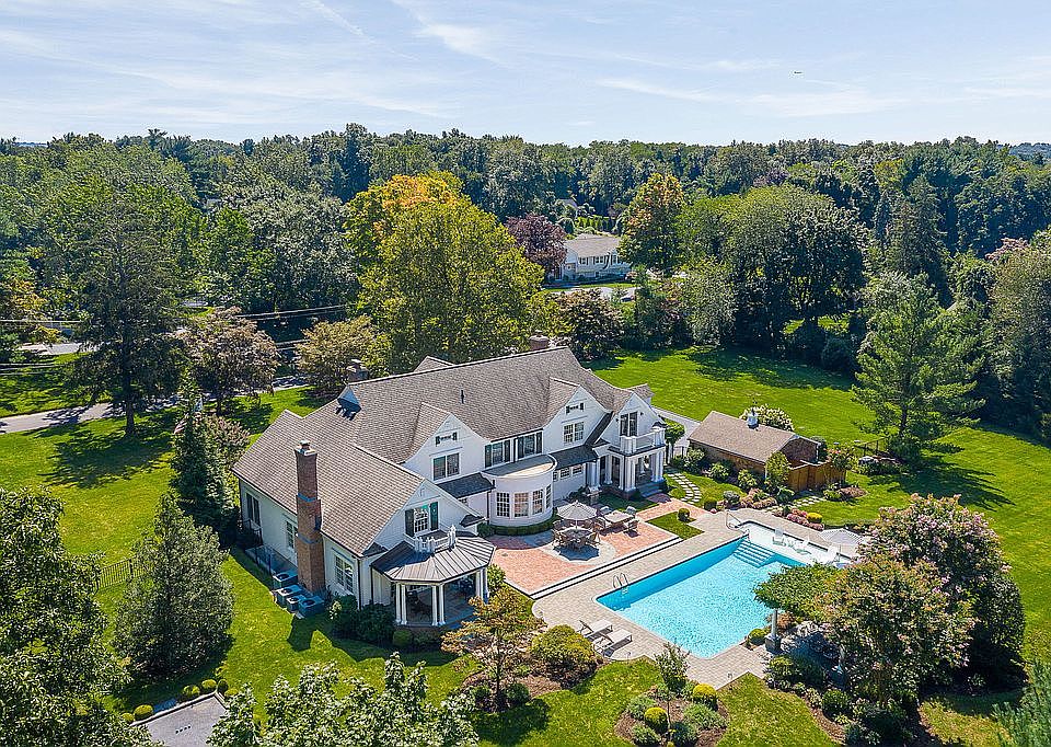 1st image of 34 Harbor Hill Dr