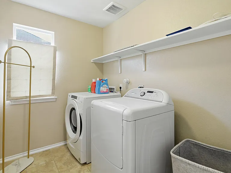 7910 Emmeline Dr — Photo 23
