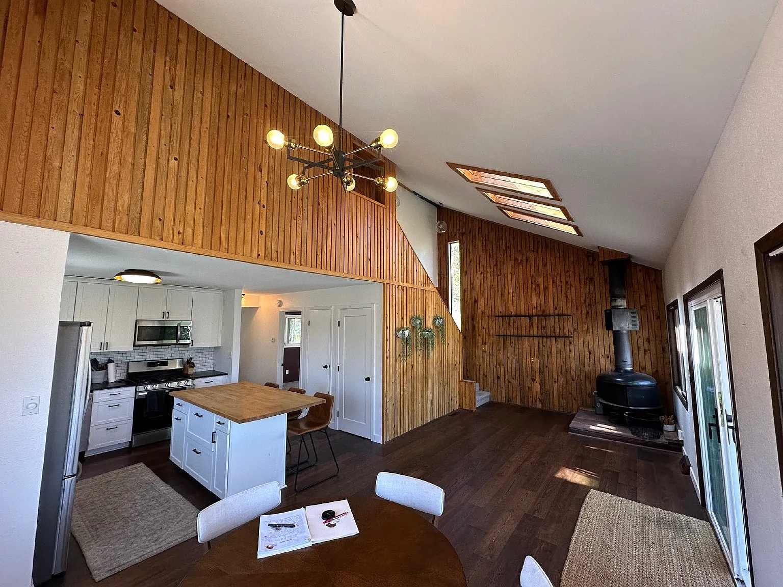 3 bed, 2.0 bath, 2001 sqft, $3,700 — Photo 3