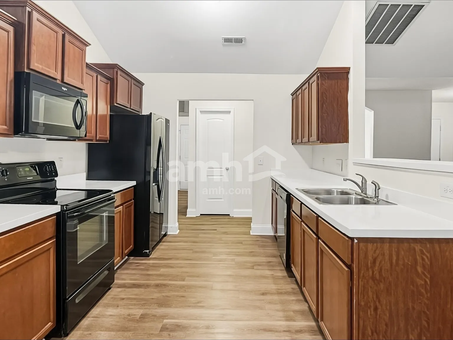 3 bed, 2.0 bath, 1950 sqft, $2,125 — Photo 4
