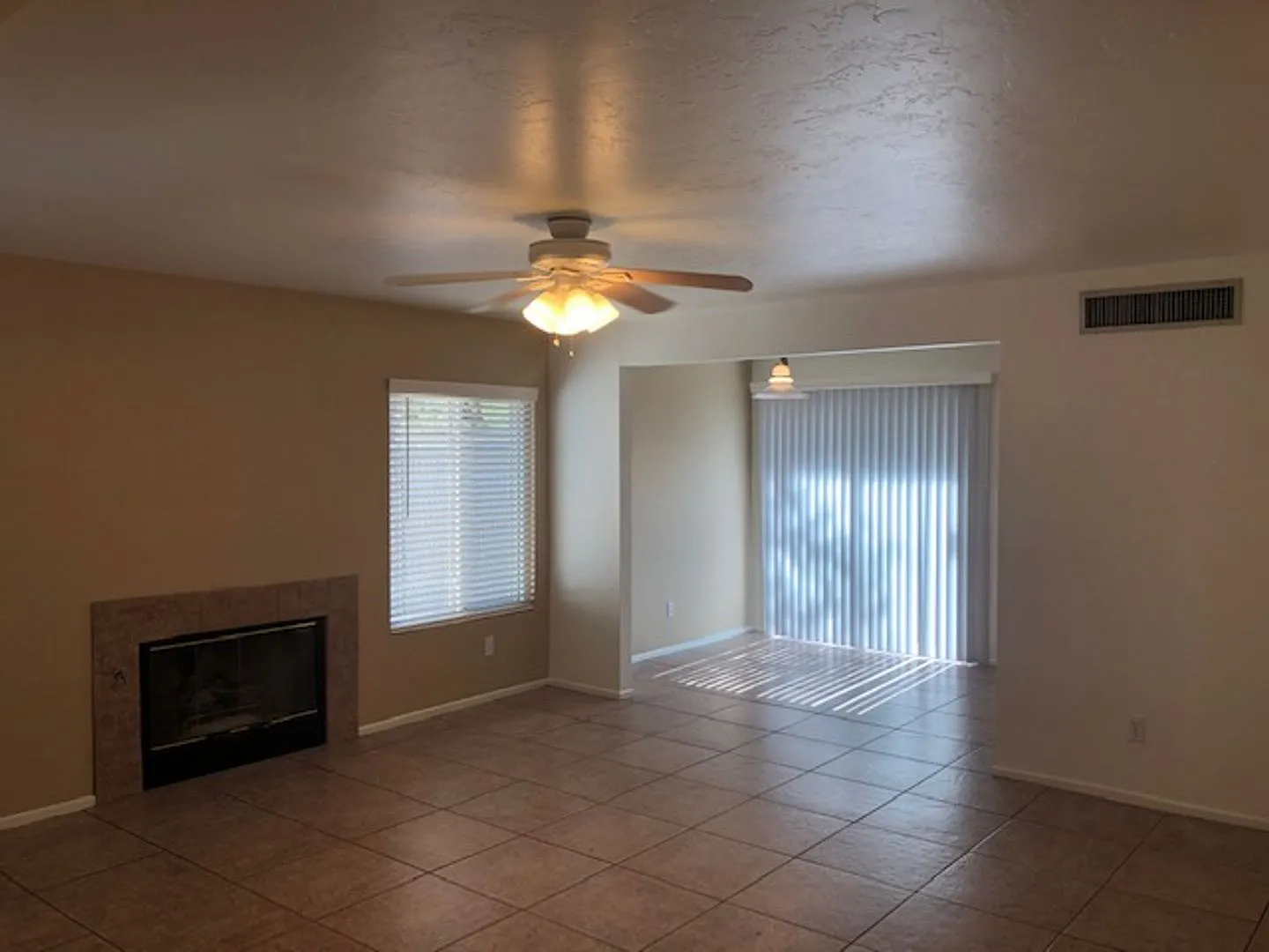 Spacious 2 Bedroom Townhome Available With Washer And Dryer In Unit! First 2 Months Half Off!! — Photo 4