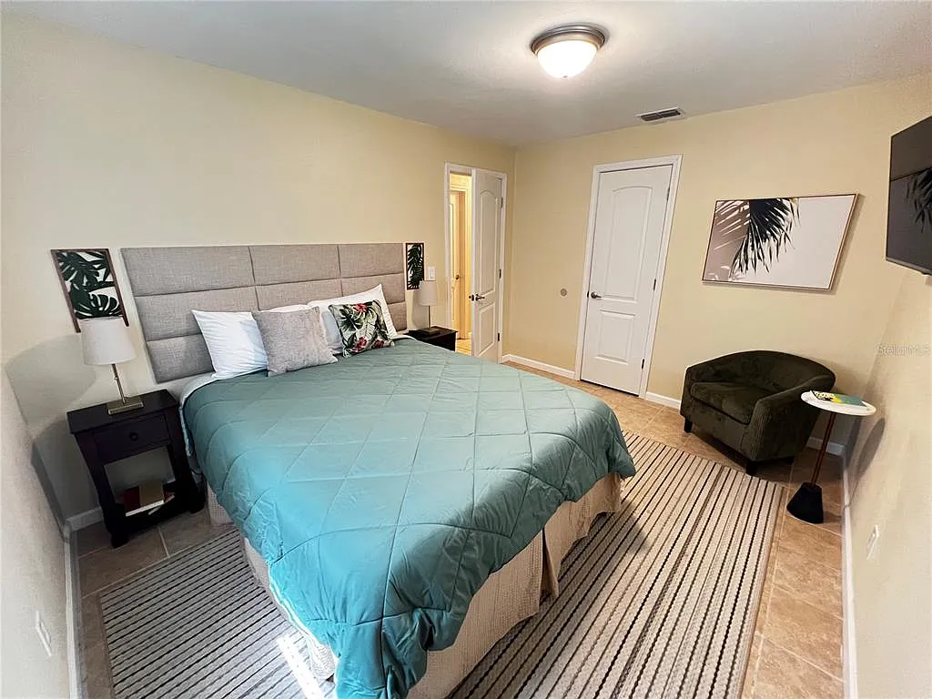 3 bed, 1.0 bath, 1000 sqft, $2,000 — Photo 3