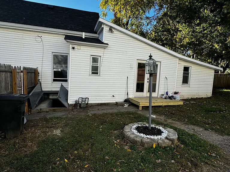 1842 Mills Ave — Photo 6