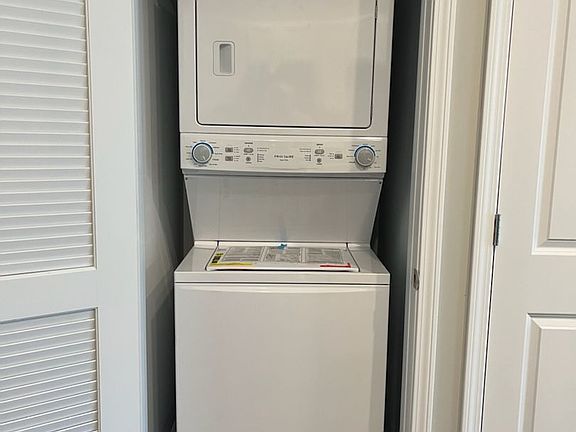 4th image of 318 E Saint Catherine St #202
