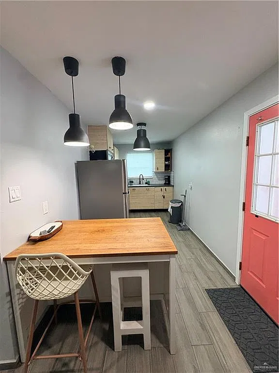 2 bed, 1.0 bath, 1963 sqft, $1,800 — Photo 4