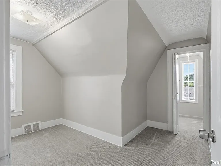 735 E Maxlow Ave — Photo 19