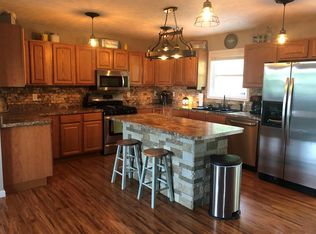 831 Pea Ridge Rd, Oak Hill, WV 25901