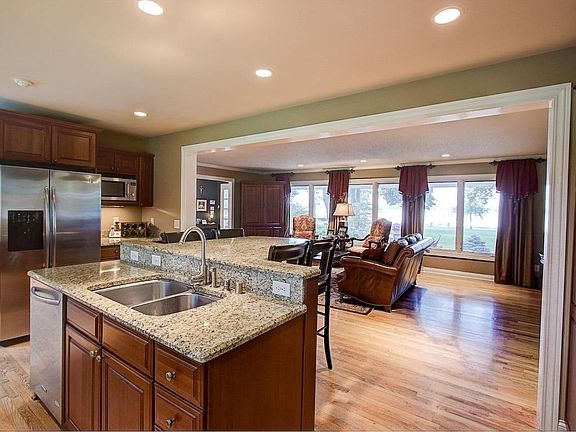 5th image of 442 Lac La Belle Dr