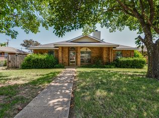 879 W Wintergreen Rd, Lancaster, TX 75134