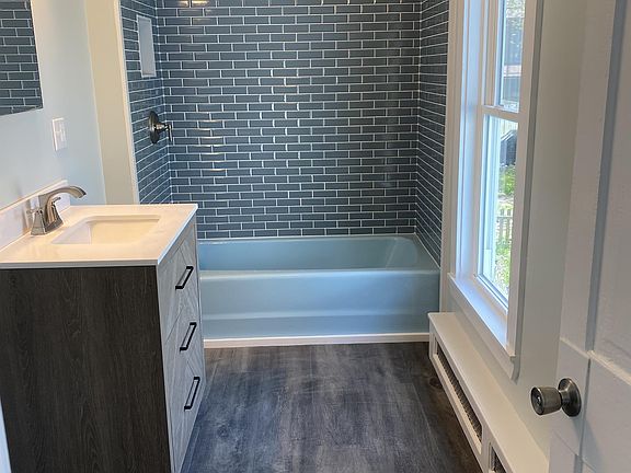 5th image of 303 N 11th St