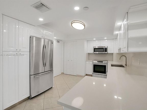 5th image of 3200 Port Royale Dr N APT 20