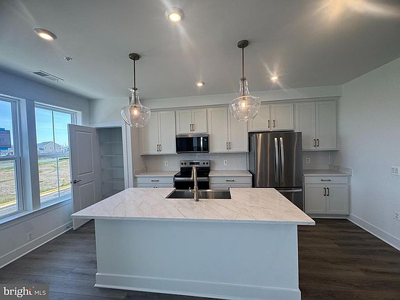 5th image of 244 Violet Way #1