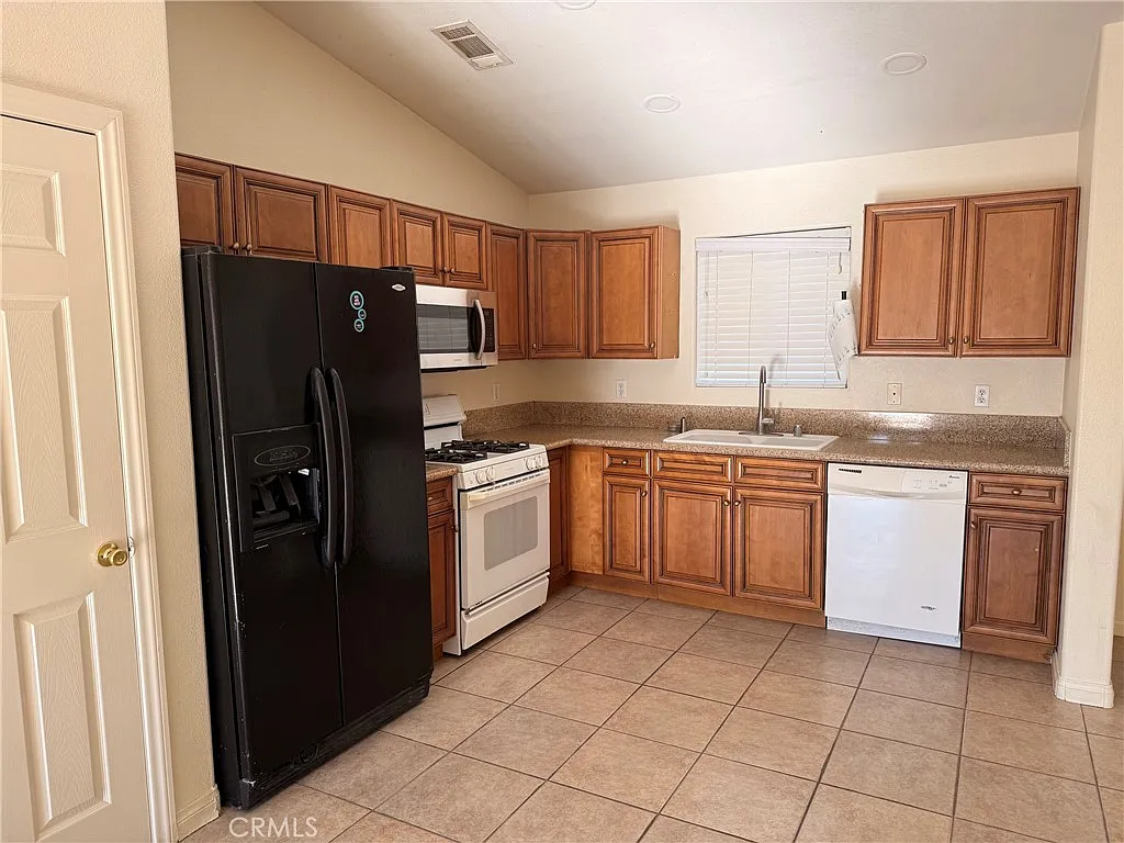 3 bed, 1248 sqft, $2,000 — Photo 2
