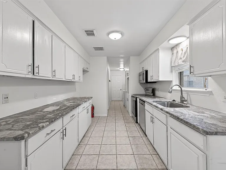 12818 Westella Dr — Photo 16
