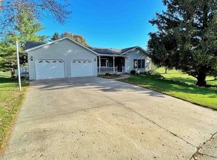 402 Pine Crest Dr, Decorah, IA 52101