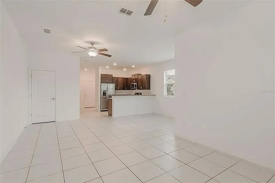 3 bed, 1854 sqft, $2,230 — Photo 4