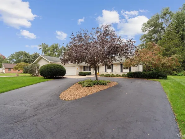 10725 Culver Rd, Brighton, MI 48114