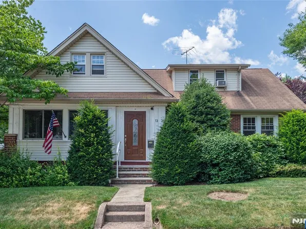 13-20 Burbank St, Fair Lawn, NJ 07410