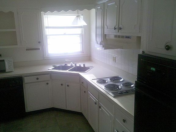 4th image of 3012 Stanford Dr
