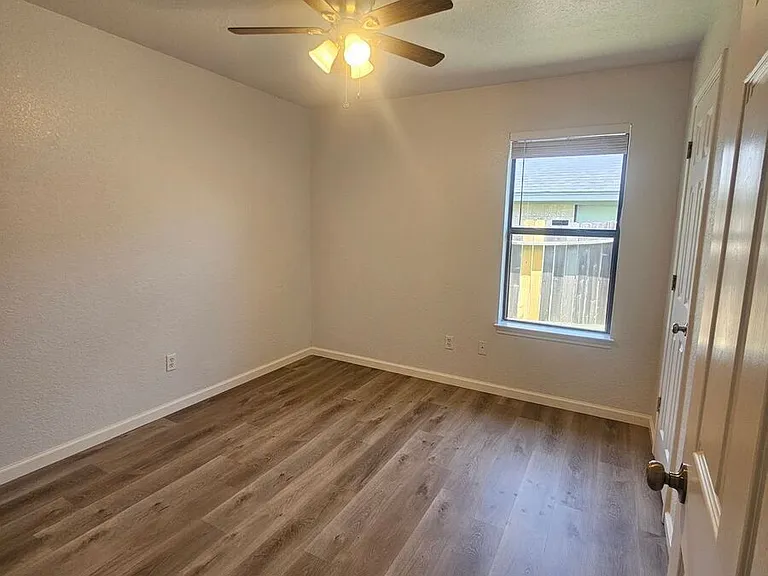 4005 Hitchrock Dr #B — Photo 6