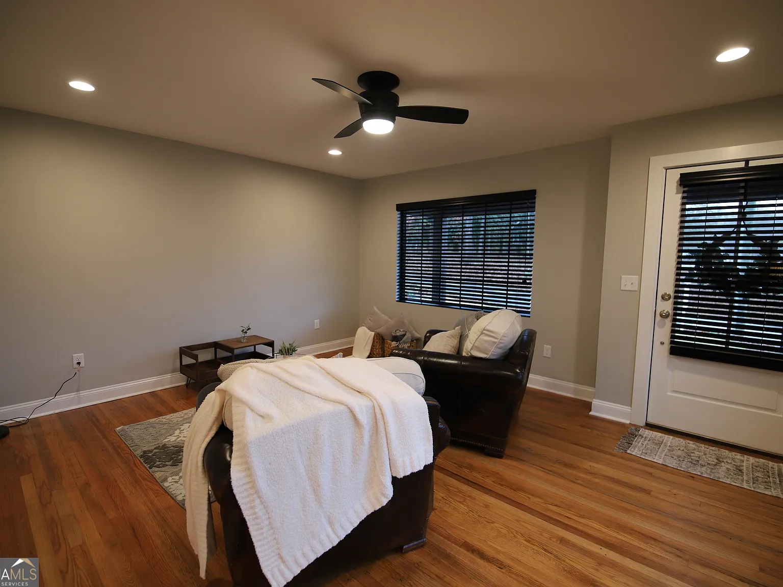 2 bed, 1.0 bath, 900 sqft, $2,200 — Photo 4