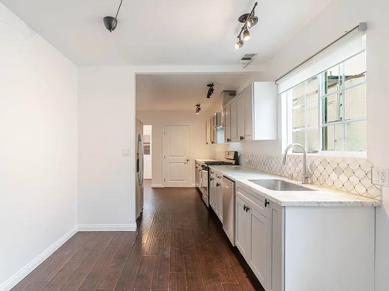 5630 Craner Ave — Photo 9