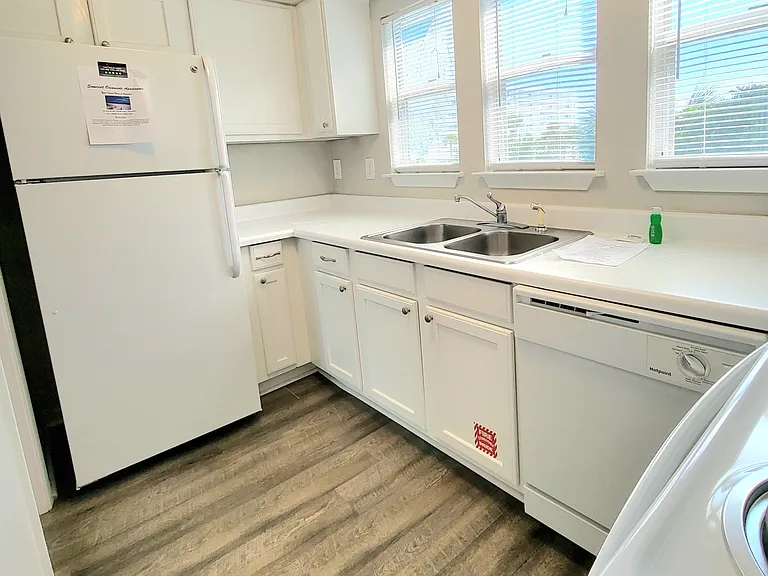 Somerset Oceanside Apartments — Photo 20