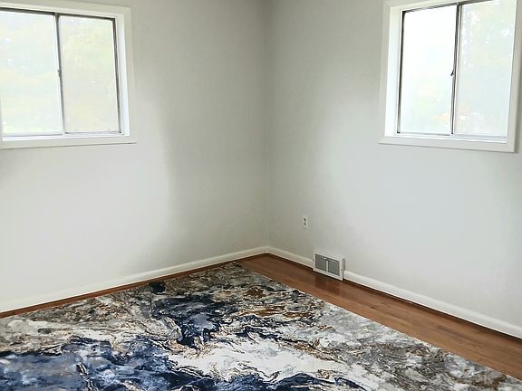 4th image of 135 Young Valley Ln
