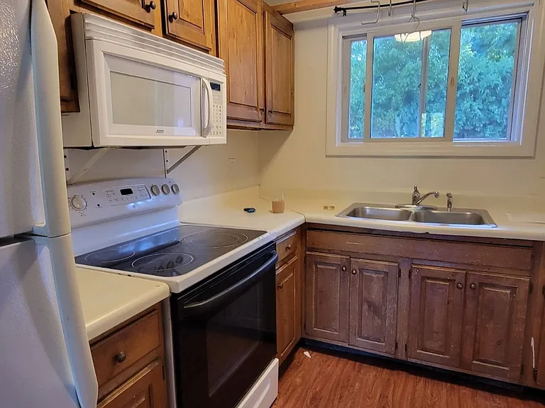 384 College St #5 — Photo 2