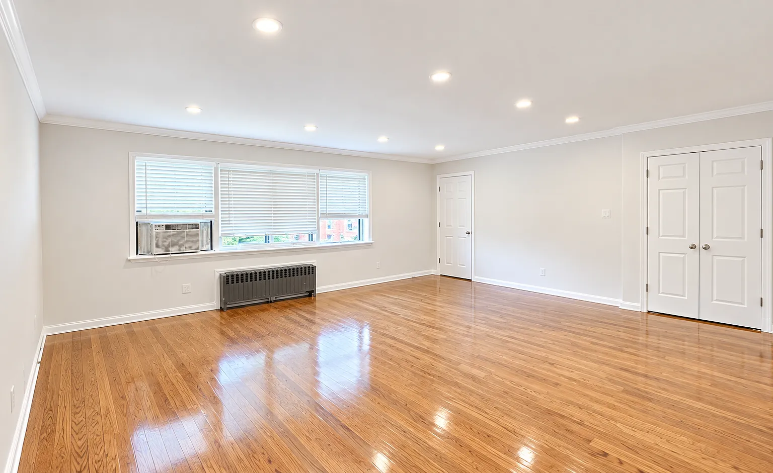 3 bed, 1.5 bath, 1000 sqft, $3,300 — Photo 2