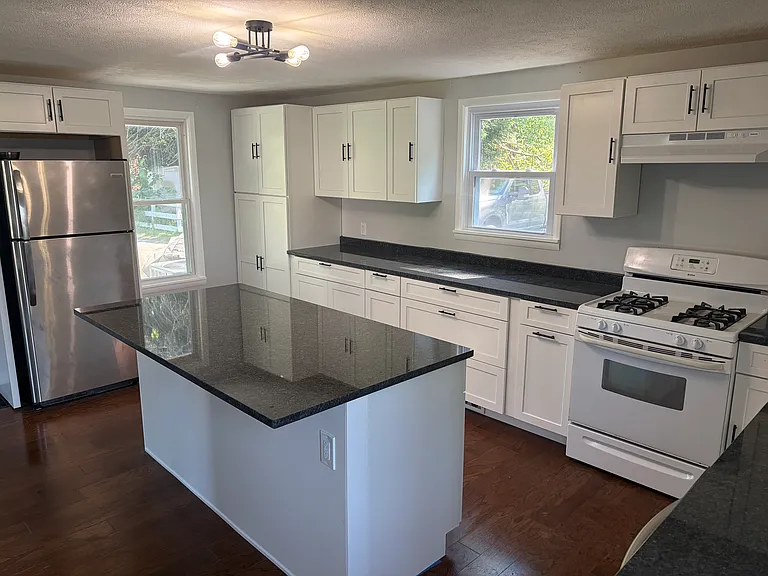 1410 Cherry Aly — Photo 3