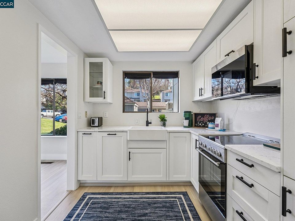 1st image of 2 Lakeview Ct