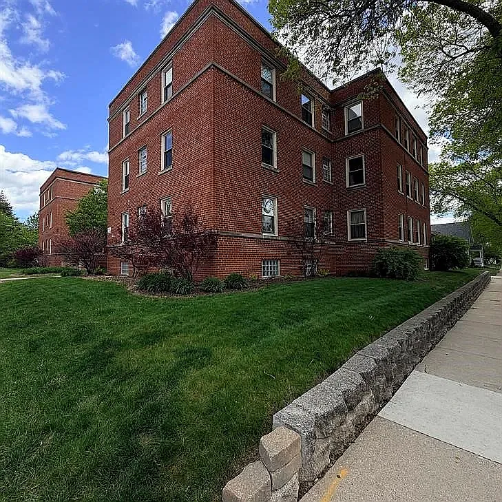 7833 W Becher St — Photo 1