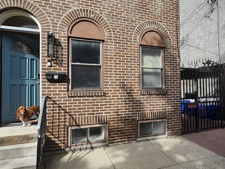 733 Carpenter St — Photo 1