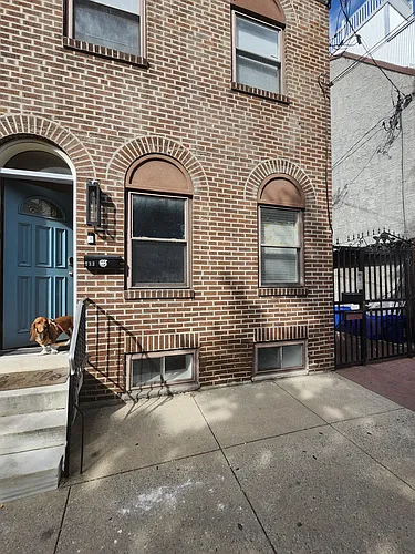 733 Carpenter St Photo 1