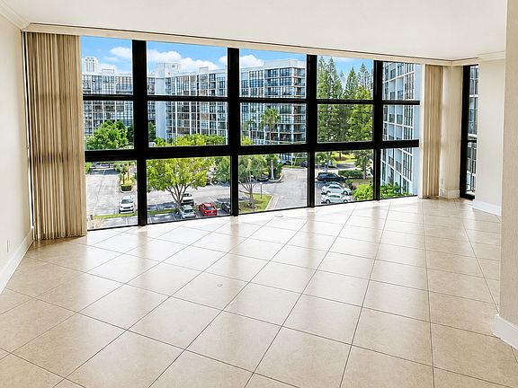 3rd image of 1000 Parkview Dr APT 614