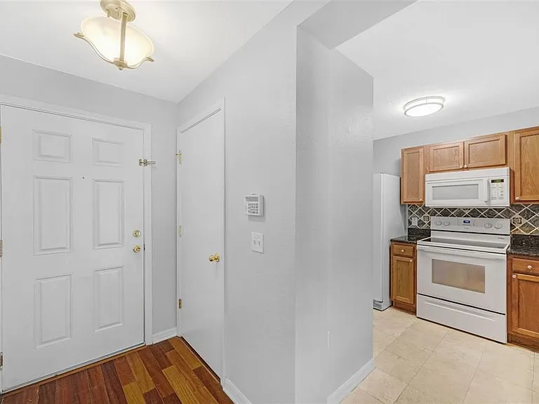 6928 Hawthorne Trace Ln — Photo 11