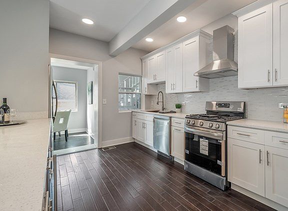 5th image of 619 S Lombard Ave #1