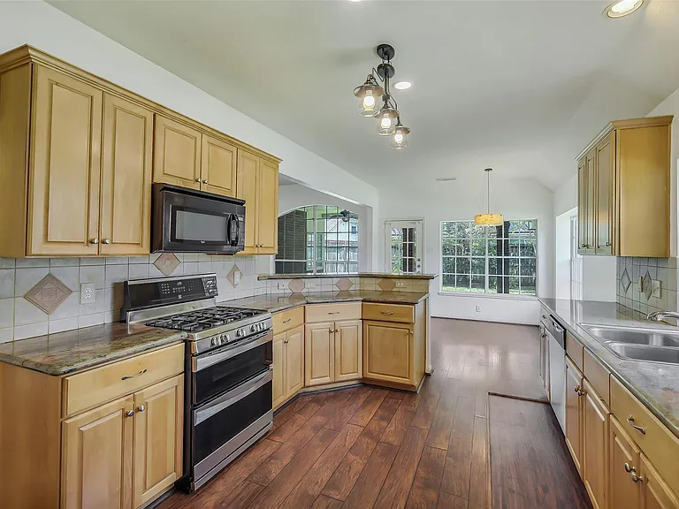 11802 Chateau Trl — Photo 10