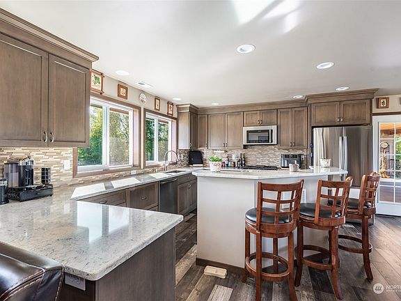 4th image of 114 Green Water Drive