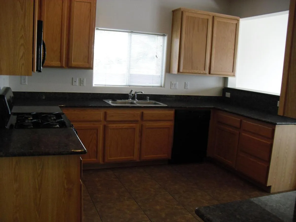 5 bed, 2241 sqft, $2,000 — Photo 3