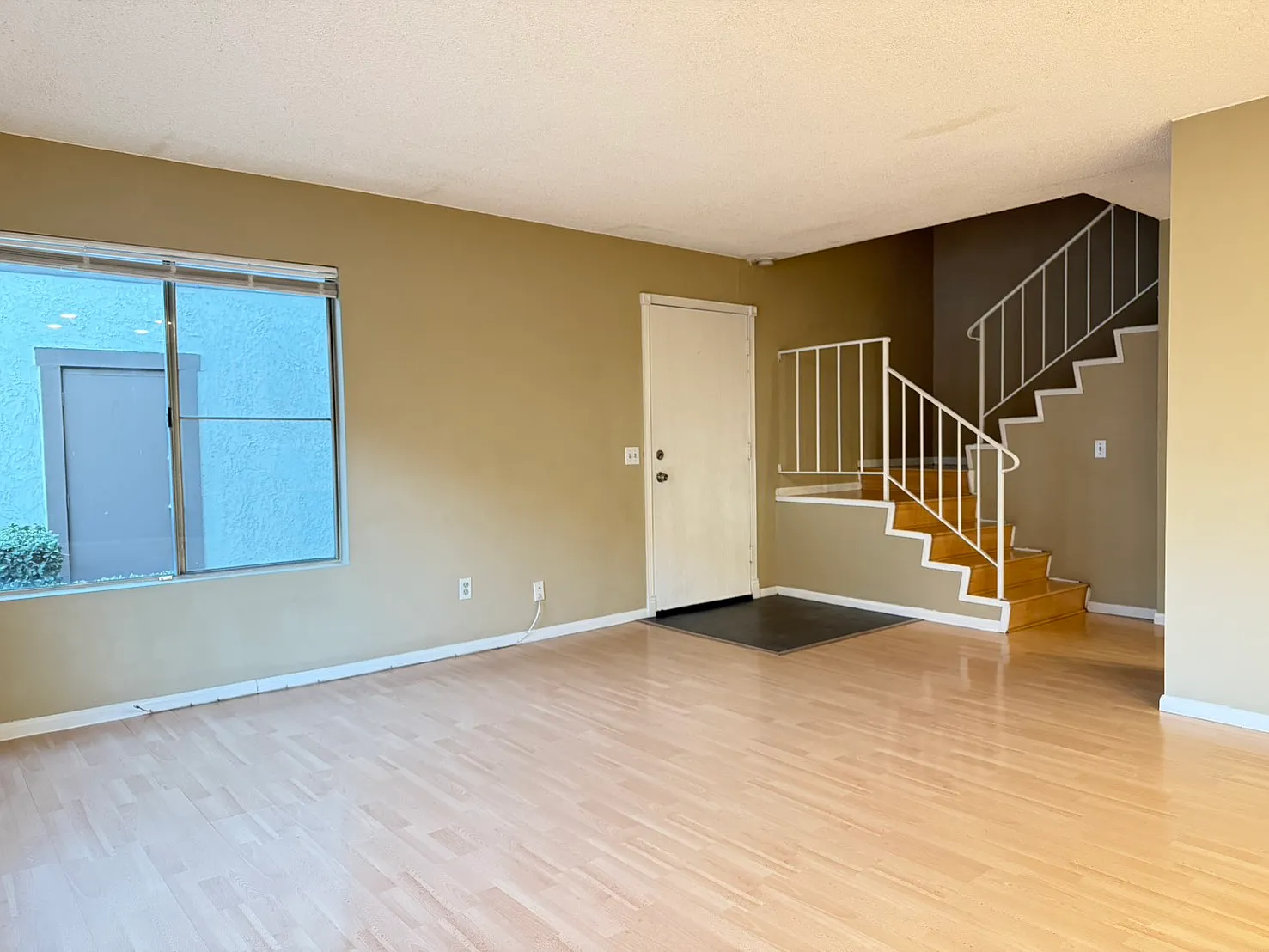 2 bed, 1.5 bath, 1302 sqft, $2,450 — Photo 2
