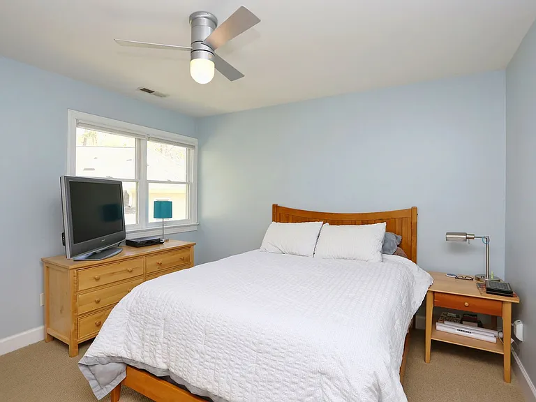 323 Columbia Pl NE — Photo 9
