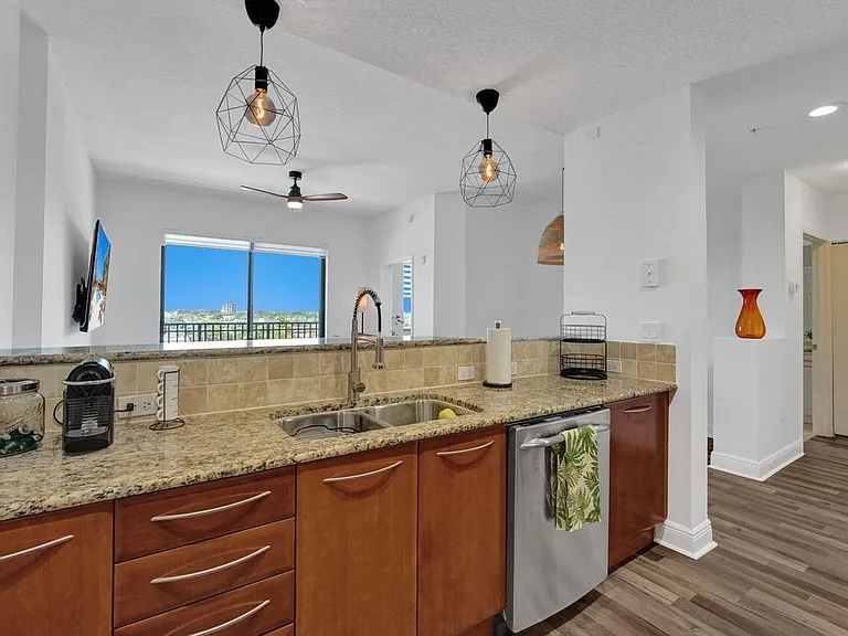 511 Lucerne Ave #613 — Photo 3