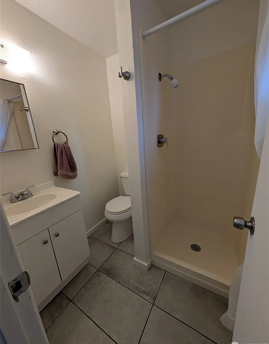 5 bed, 2020 sqft, $3,900 — Photo 2