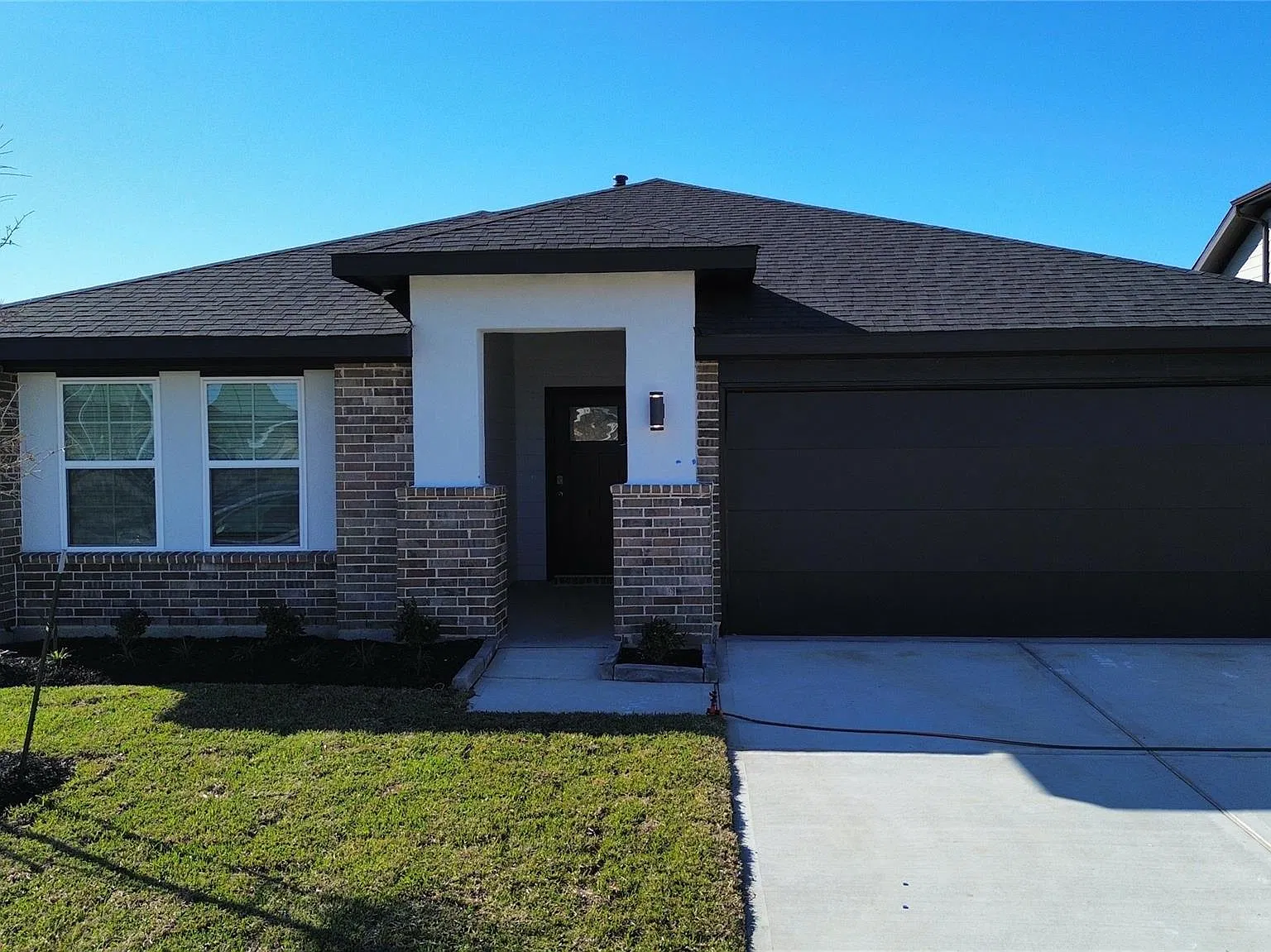 4 bed, 2.0 bath, 2031 sqft, $2,300 — Photo 2