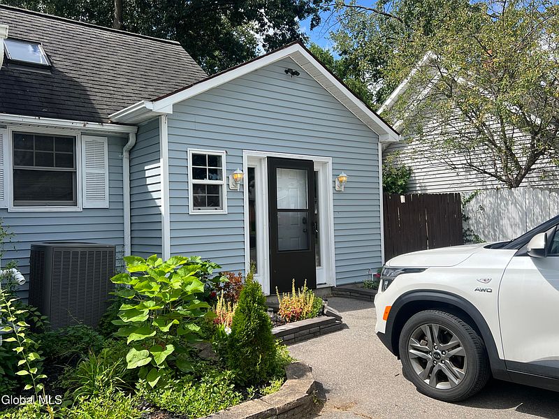 4th image of 1384 Lawn Avenue
