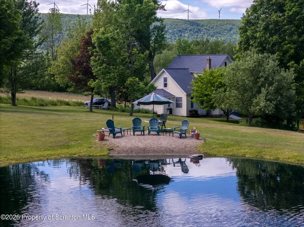 52 Stanton Dr, Waymart, PA 18472